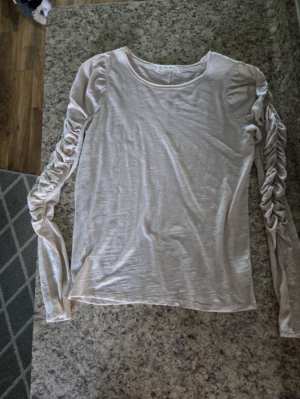 WORN ONCE, FREE PEOPLE WE THE FREE RUCHED SLEEVE TOP SIZE MEDIUM